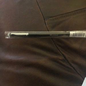 Morphe e32 oval concealer